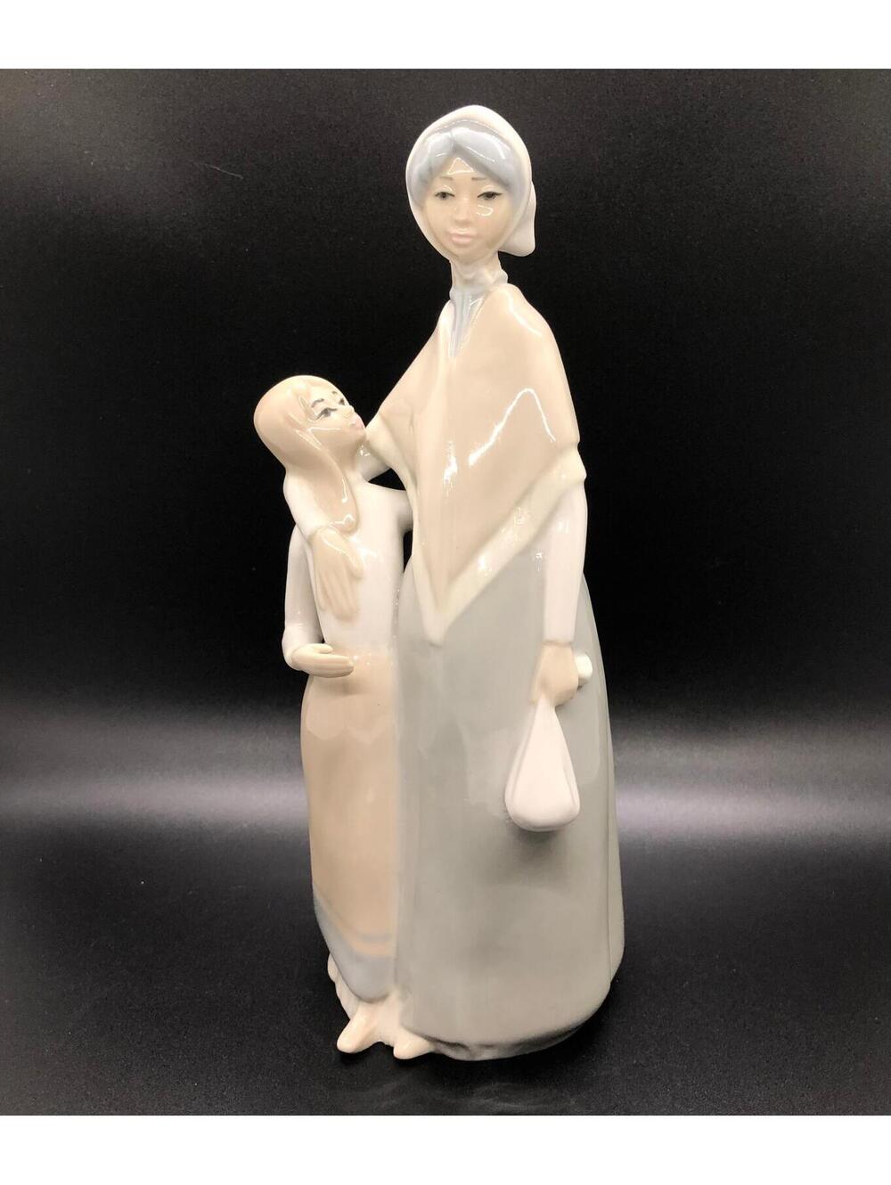 Casades Porcelain Mother and Daughter Figurine Made in Spain Glossy Pastel 10in